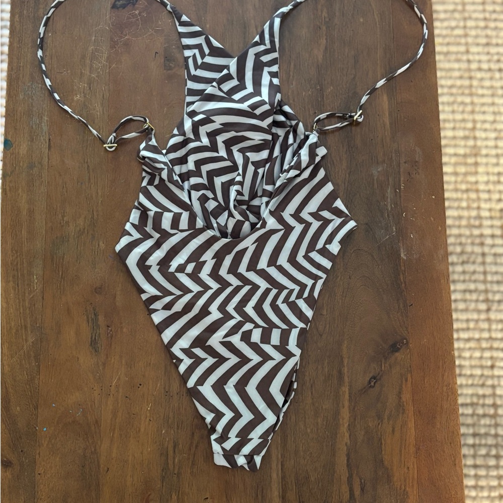 Dos Gardenias - Brown and White Zigzag One Piece